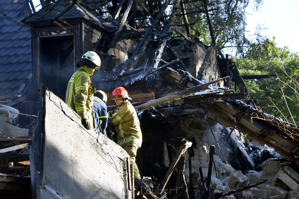 Grossfeuer Einfamilienhaus Siegburg Muehlengrabenstr P1262.JPG - Miklos Laubert